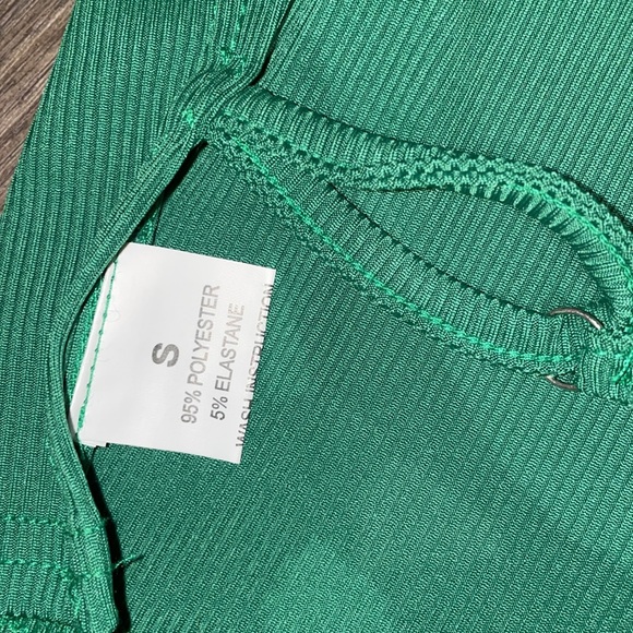 Green Amazon Top - Picture 3 of 3